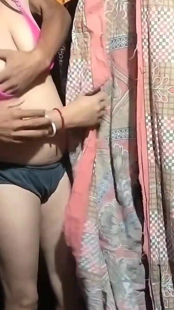 Nezaboravan trenutak iz "Slatka boudi hard chudai sama kod kuće kod sela, boudi chudai s muževim prijateljem"