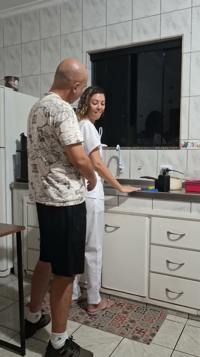 Γαμάει την καμαριέρα από πίσω στην κουζίνα. | Κλιπ 1