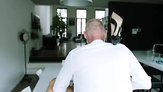 Mia Nins için iş sollicitation