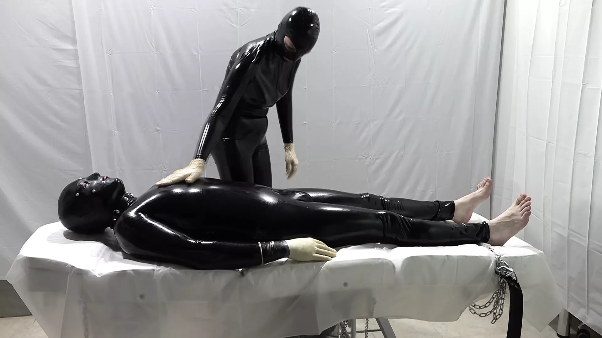 Puan Dominatrix dan eksperimennya pada seorang hamba.