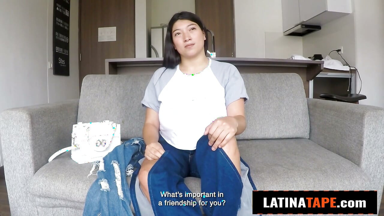 Denne kurvede LATINA med enorme pupper kom inn iført et avslørende svart korsett og strømper