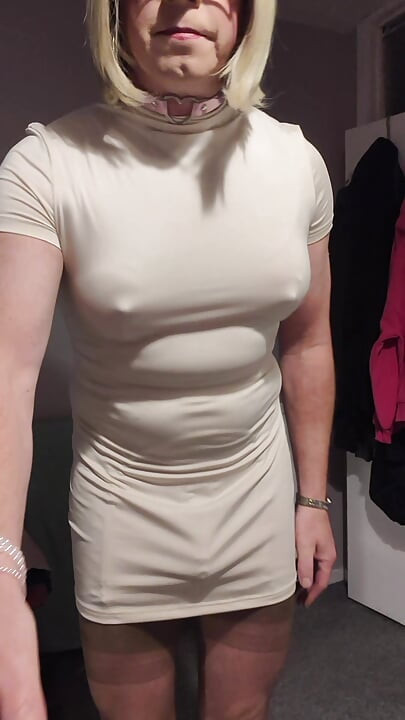 パンティなしでスカートの膨らみを