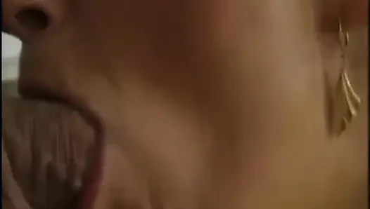 Wanita gemuk terangsang memakai stoking disodok dan dicrot di muka