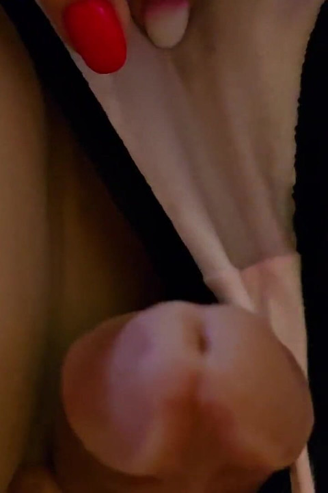 Pane bože!! Masturboval jsem v autobuse a tento chlap vsunul svůj penis do mých kalhotek