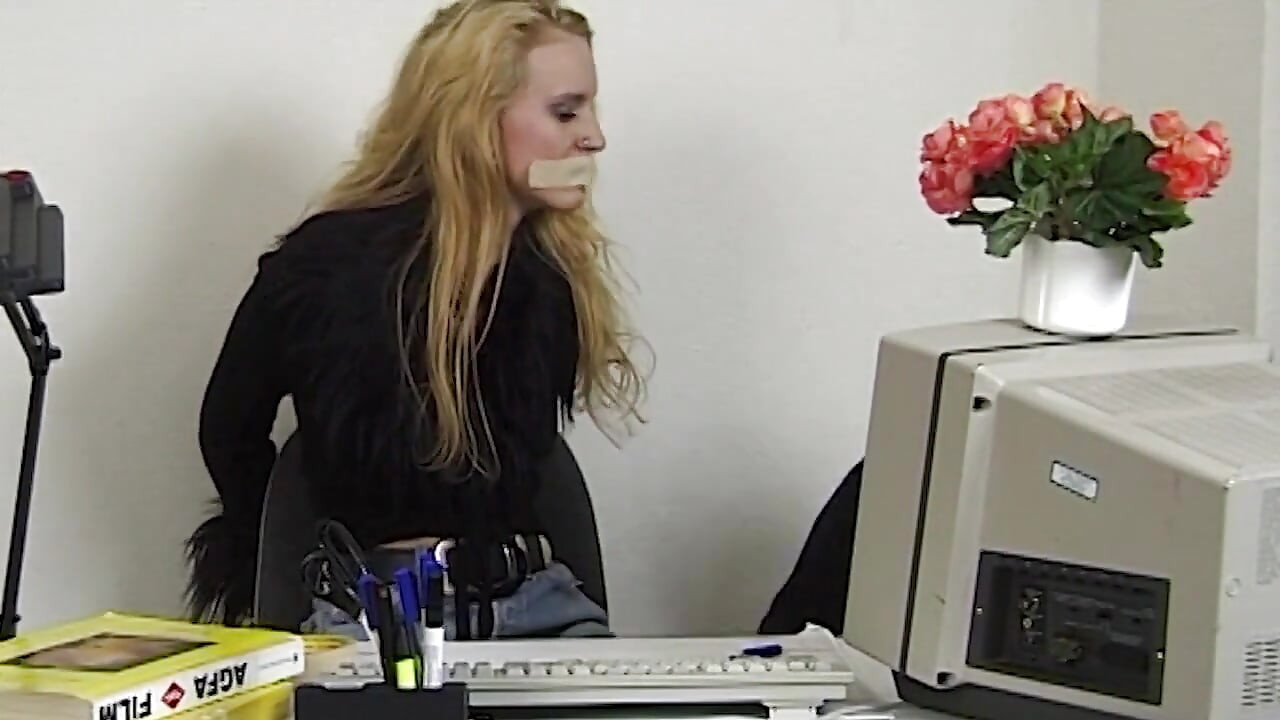Puta rubia con los ojos vendados follada por un semental enmascarado espeluznante