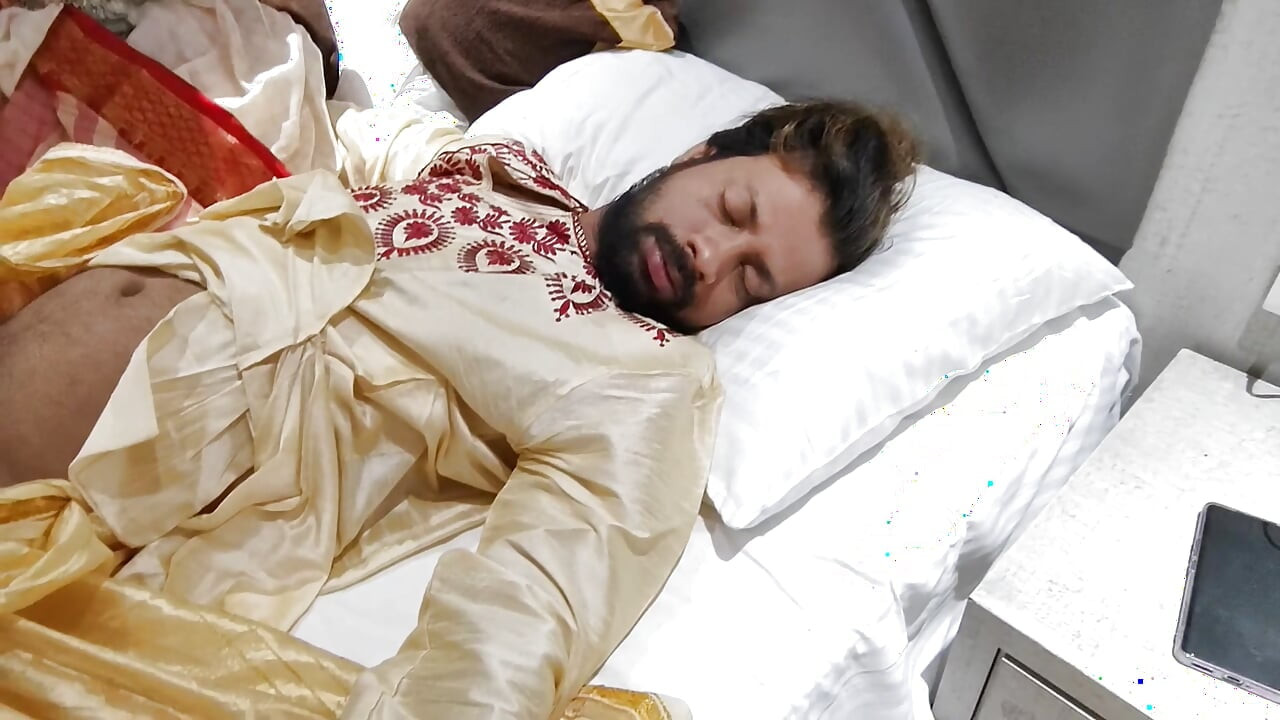 Akele me dekh kar Bhabhi ji jabbar ko dasti room me pel diya