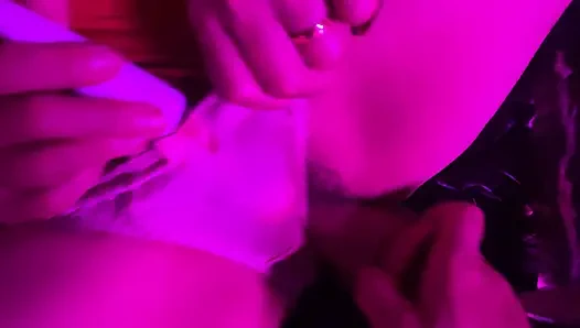 Evli bir kadına dildo kullanarak mastürbasyon yapıyor