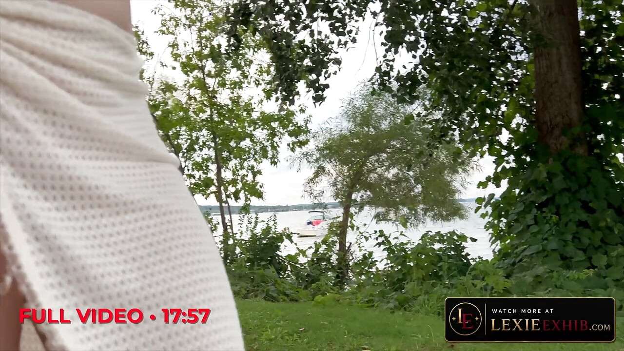 Flashing kundičky v průsvitném bikinovém přehozu na přístavišti