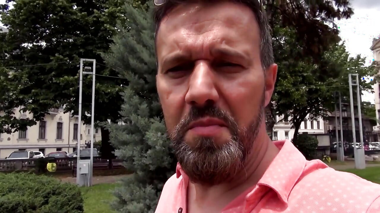 Curvă blondă tatuată face sex oral adânc în gât și este distrusă în cur!