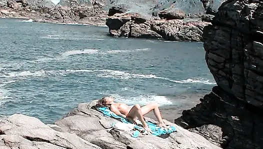 Ein sehr heißer dreierfick: eine versaute schlampe wird am strand geknallt!!