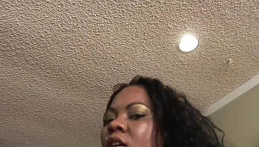 Dua cewek kulit hitam dan seorang pria kulit hitam kontol besar