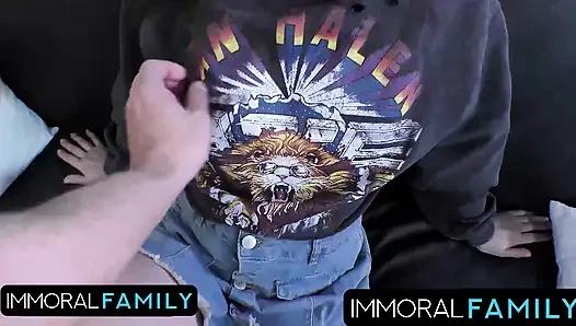 Поглощение отеля Dan & Matt заканчивается тем, что девушка умоляет использовать ее задницу!