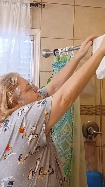 Membasuh seluar dalam nenek putih saya untuk pelanggan!