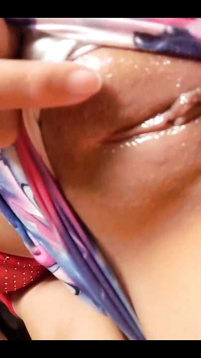 Hastmaithun - shararti larki apni choot men hastmaithun karte hue apni gand dikhati hai