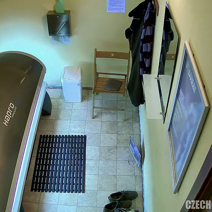 Czech Gay Solarium 18 Beefy Daddy popisuje się w solarium