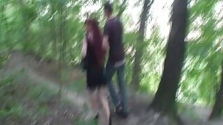 2 pikken voor een hetero meisje in het bos