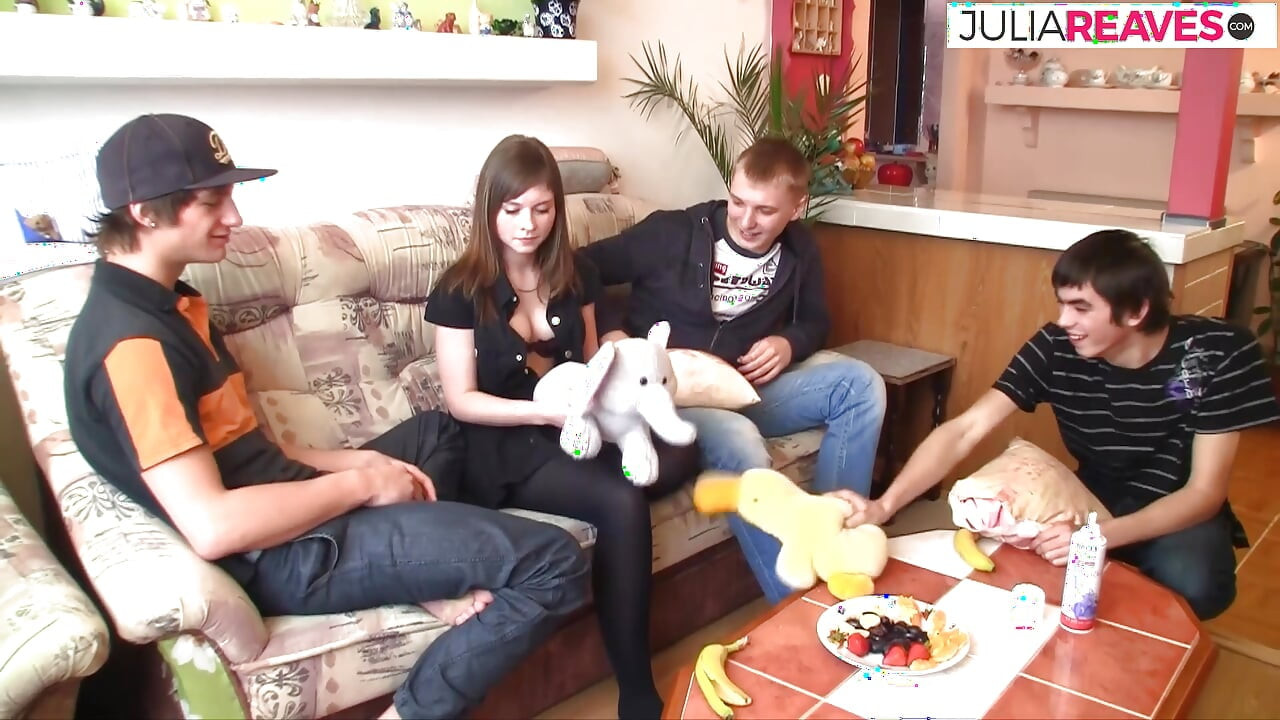 Devojka poskakuje pičku na masivnom kurcu na sofi dok ljubavnik gleda