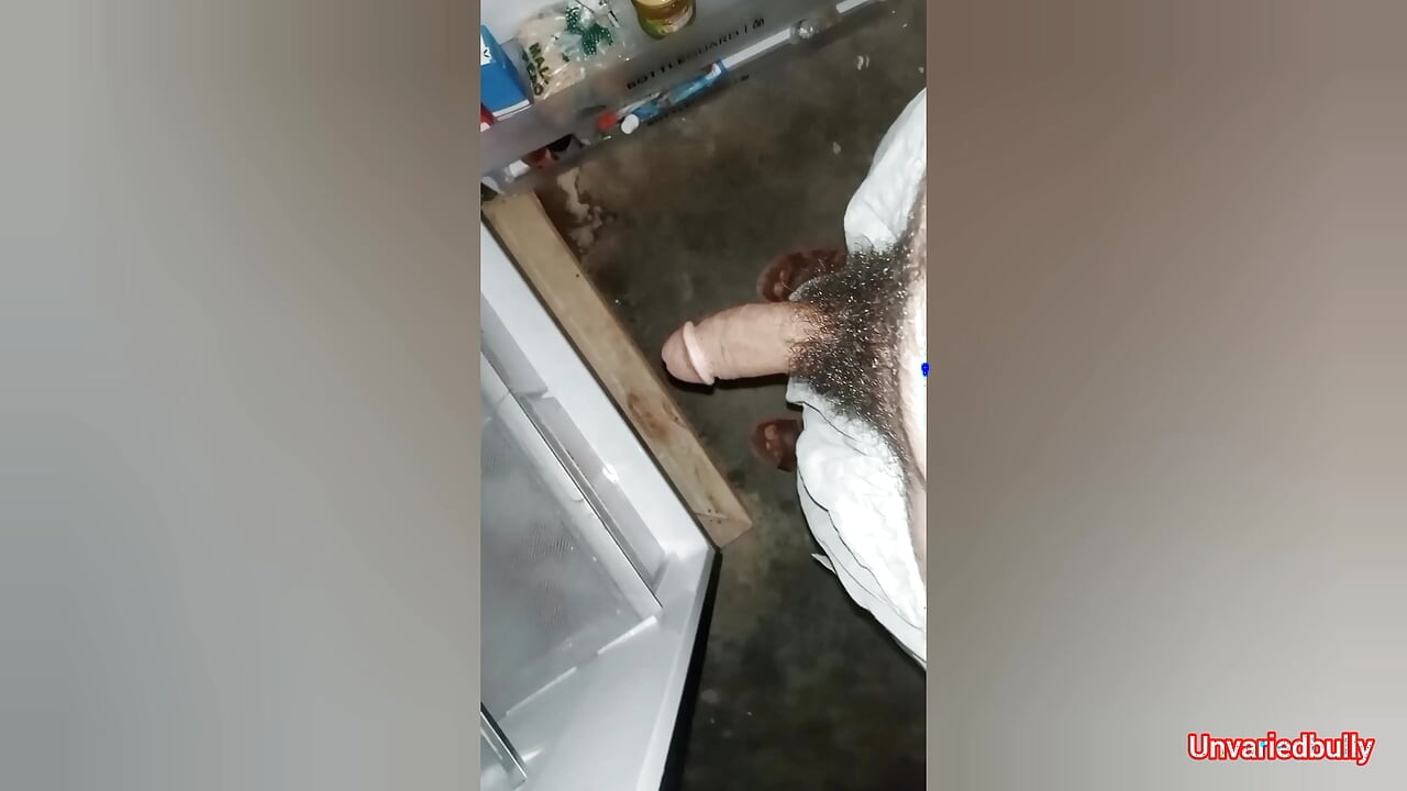 Napaljeni solo dečko drka kurac s maslacem do eksplozije