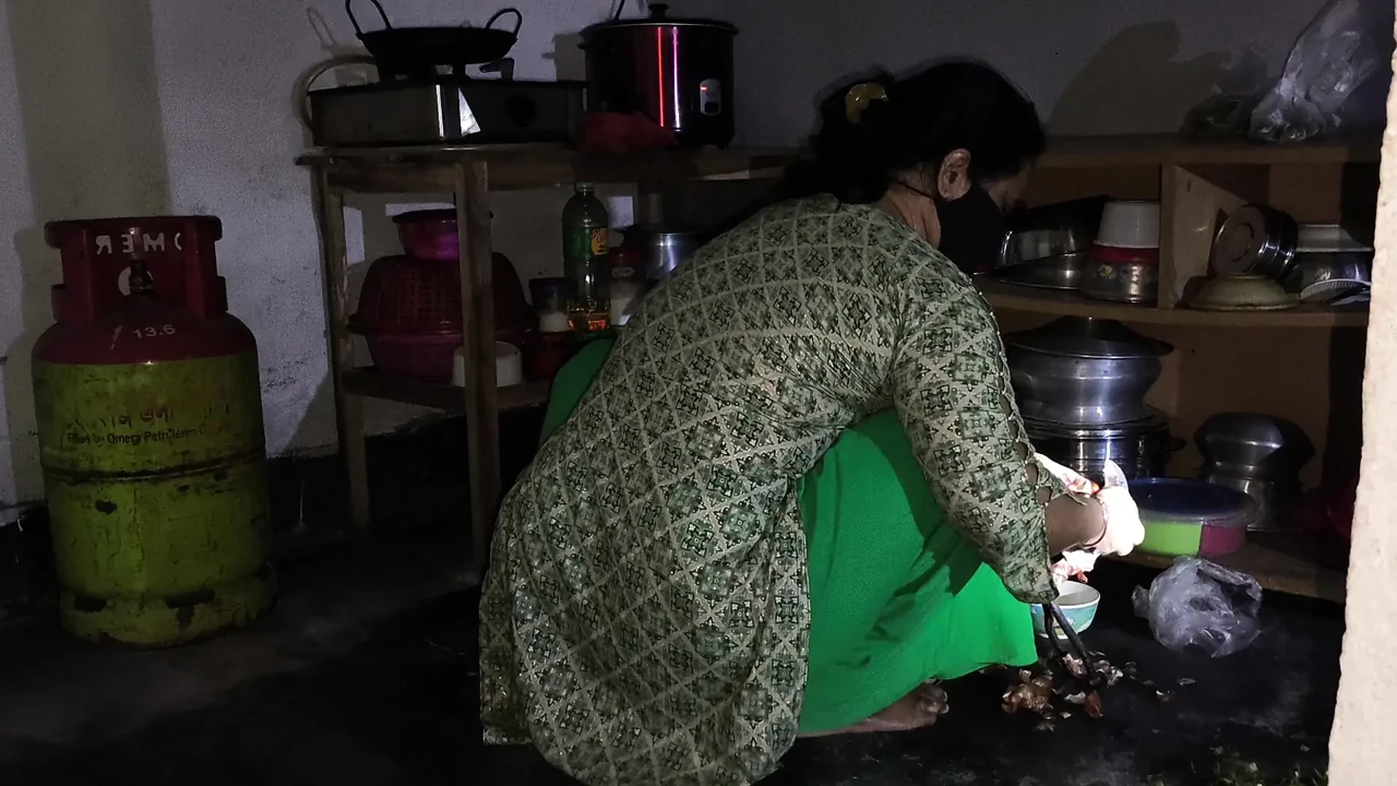 My aunty was cutting vegetables so I hugged her and started fucking her in the ass.