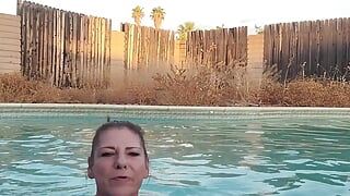 裸体熟女在游泳池里吸烟