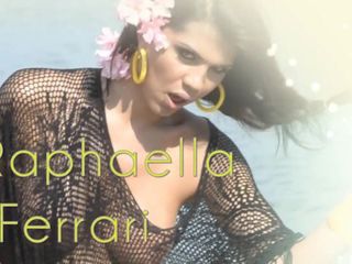 Sociale media tgirl Raphaella Ferrai