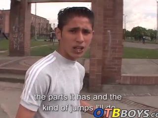 O patinador latino juan carlos masturba o pau