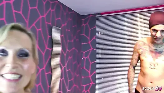 Die blonde MILf julia wird von voll tätowierter nachbarin mit einem kondom gefickt