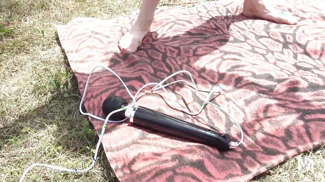 สาวไม่รู้จักทําให้หีเธอพอใจด้วยเครื่องสั่นหี