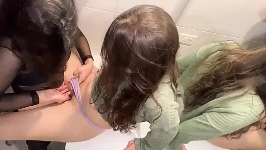Kocam mutfaktayken banyoda seks yapıyoruz