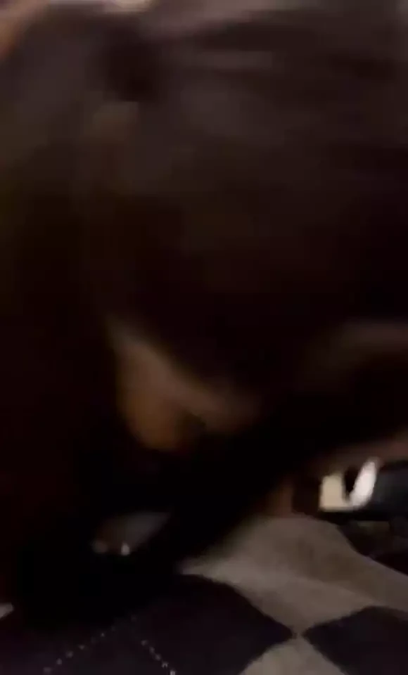 Une brune hawaïenne sexy s’enfile un liaf à la gorge