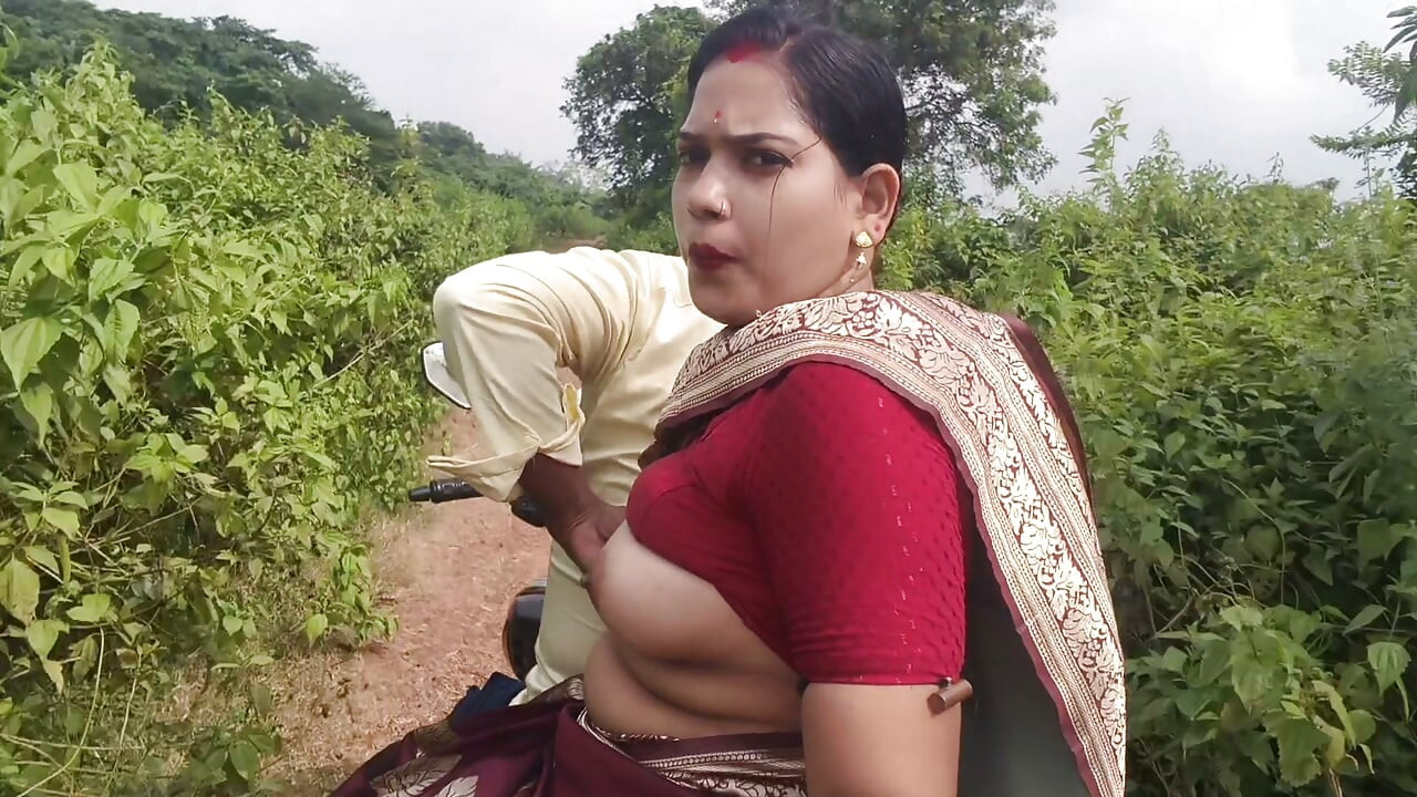 Isteri kampung Bihari Desi India kena sentuh kuat tetek besar oleh kekasihnya, atas motosikal yang sedang bergerak, di hutan terbuka