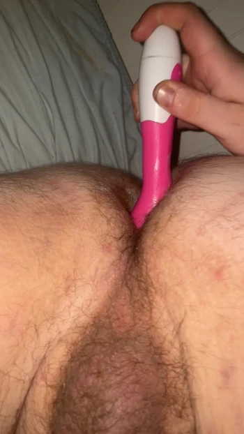 Pinker dildo in teenie-muschi