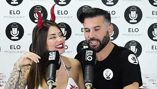 Блондинка Sara выплюет мне рот😈