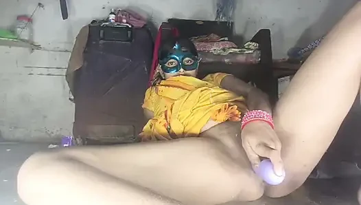 Büyük amcıklı baldız amına parmak sokuyor, dildo sokuyor ve amcık suyunu çıkarıyor Hintçe sesli mastürbasyon