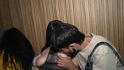 Kız arkadaşımın en iyi arkadaşının yanında seks yapıyorum