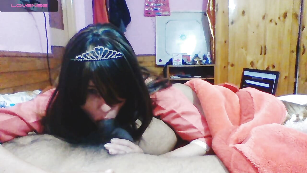 La preciosidad en la cama le hace una mamada a su chico querido
