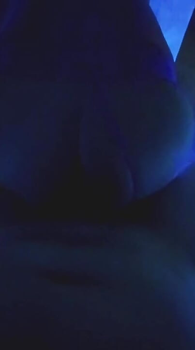 나는 모텔에서 그녀의 우유를 앉는다