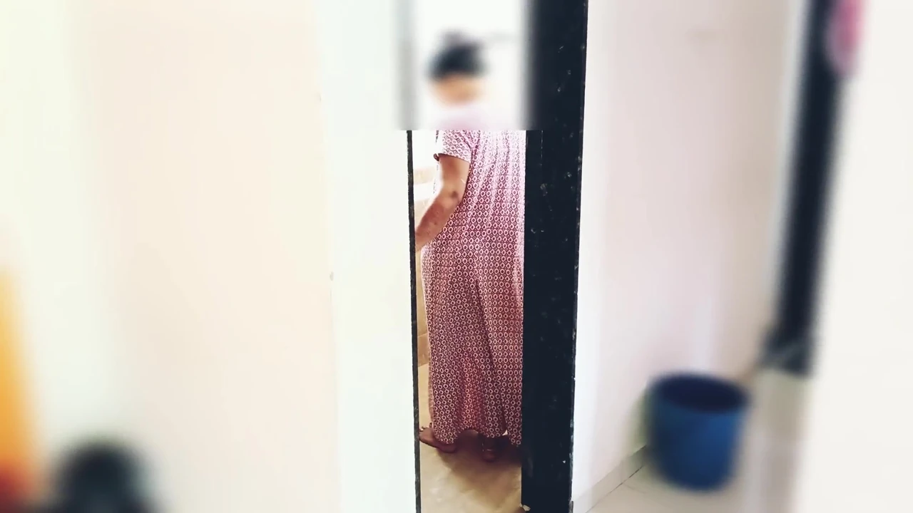 Gas cylinder delivery boy had sex with Rhea Bhabhi