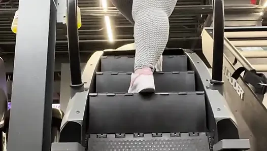 Beni spor salonunda eğitmene yardım eder misin yoksa sadece götümün salsını izler misin?