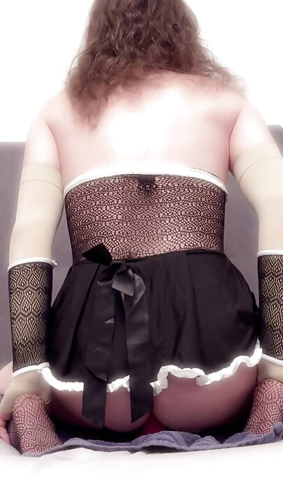 Édes crossdresser halászhálóban, rózsaszín dildón lovagol a csúcspontig