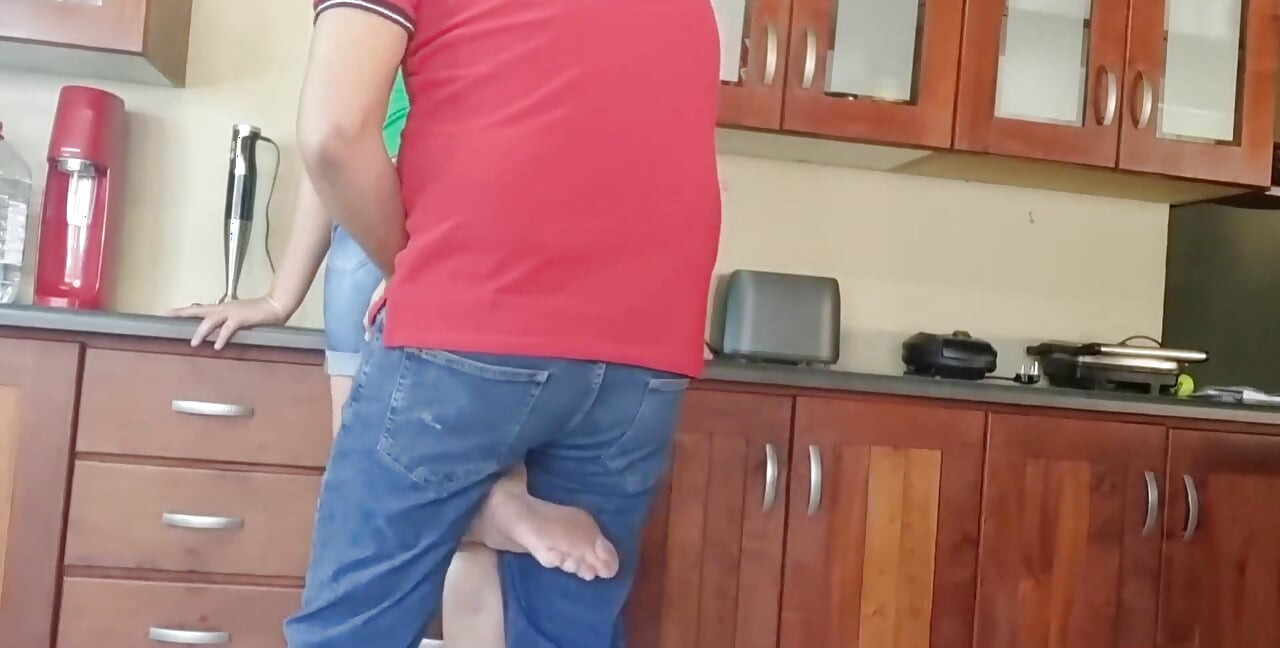 Ngentot aku sebelum suamiku pulang untuk makan siang