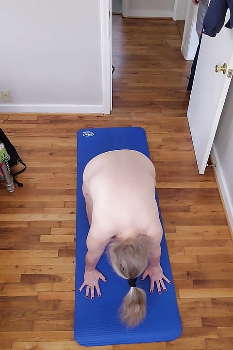 Ateşli orta yaşlı seksi iri güzel kadın çıplak yoga yapıyor!