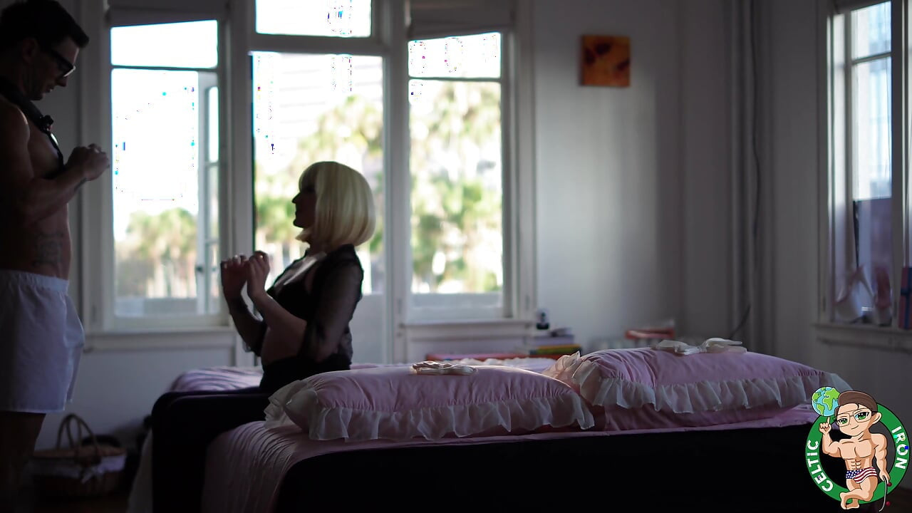 Rubia culona en garganta profunda en cuatro