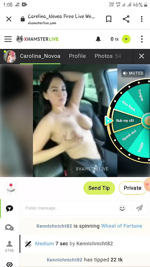 Carolina Novoa berbogel dalam kereta