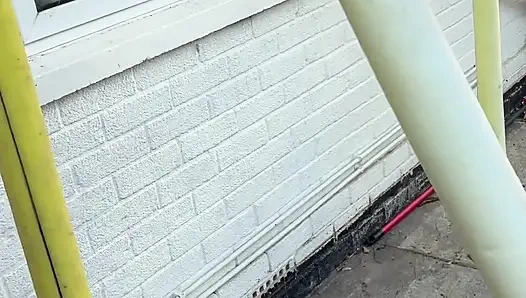 Молодая стажерка может наблюдать за подглядывательской за окном