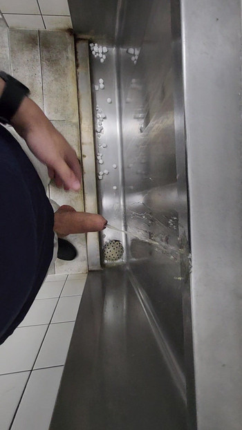 視点:小便器におしっこをする