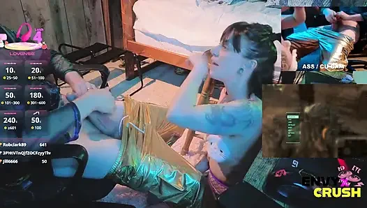 Gadis gamer dengan stoking jala lagi asik berlutut