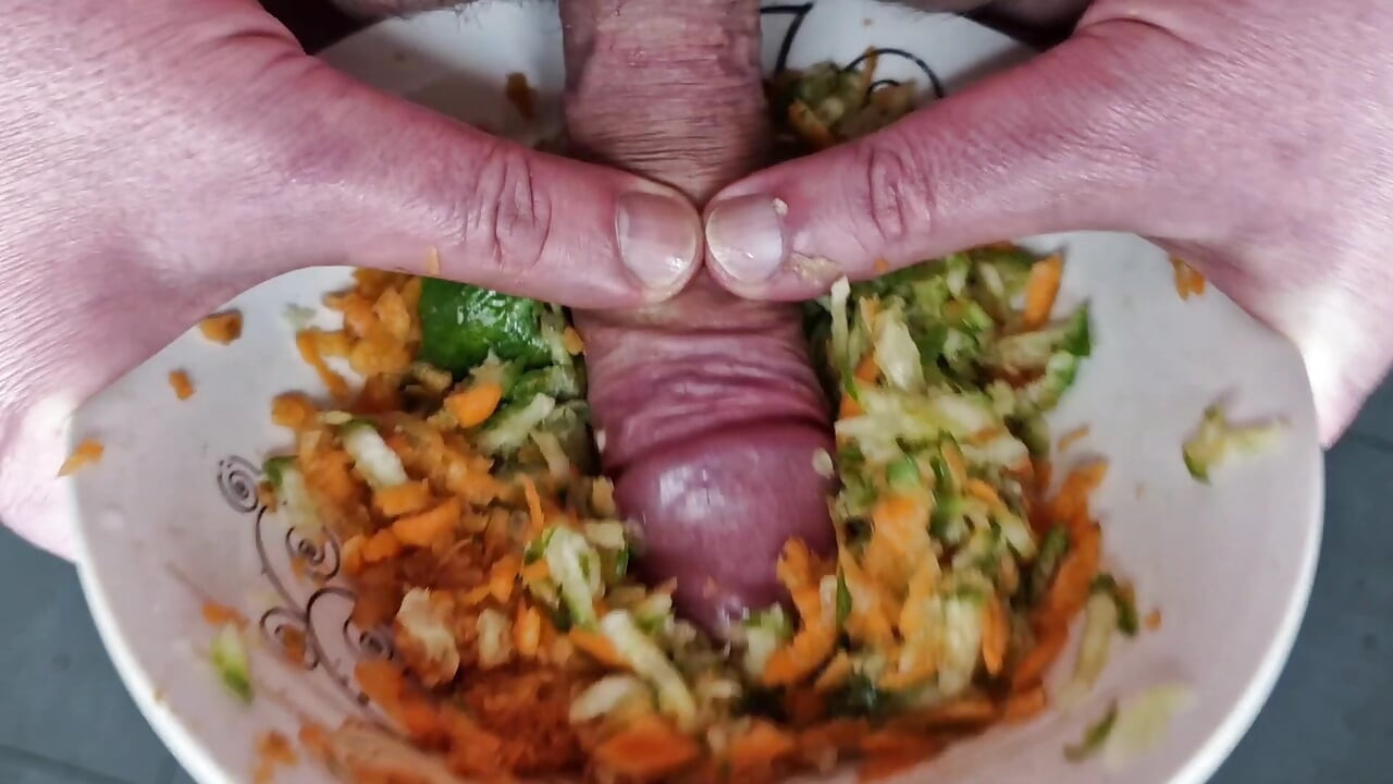 Niewolnik musi pieprzyć sałatkę i hojnie w niej spuszczać. Fetysz żywności, instrukcje szarpnięcia i instrukcje jedzenia spermy. Bon appetit