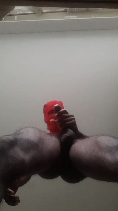 Preso entre minhas coxas musculosas.