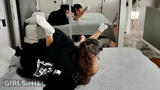 Oh nein! Freches college-mädchen bleibt beim spielen mit ihren handschellen stecken